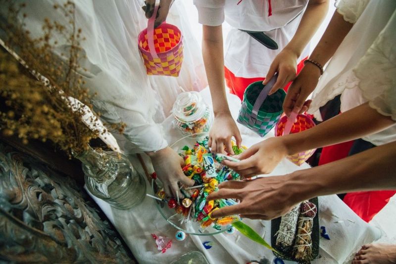 Candy in kids hands that is brightly colored. 