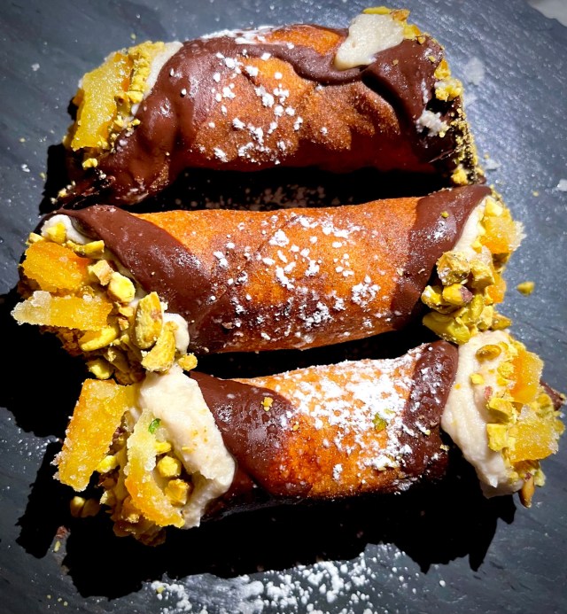 Vegans Baby and Vegan World Tours presents a NYC vegan foodie weekend Aug. 20 - 22, 2021. Reserve your spot today for this vegan food event in New York City.