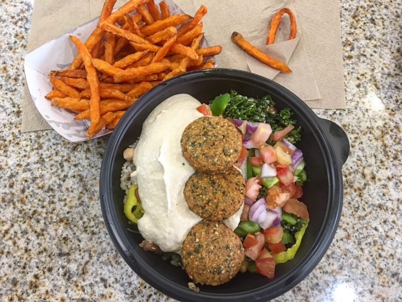 Looking for vegan Mediterranean food in Las Vegas that is quick? Zikiz is the spot. For more vegan dining in Las Vegas, visit www.vegansbaby.com/vegansbaby2018