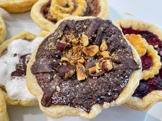 Pie Roller Desserts is a vegan pie pop-up at Las Vegas farmers markets. They make vegan pies and vegan gelato in Las Vegas. For more vegan options in Las Vegas visit www.vegansbaby.com