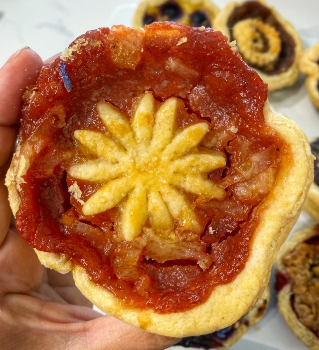Pie Roller Desserts is a vegan pie pop-up at Las Vegas farmers markets. They make vegan pies and vegan gelato in Las Vegas. For more vegan options in Las Vegas visit www.vegansbaby.comPie Roller Desserts is a vegan pie pop-up at Las Vegas farmers markets. They make vegan pies and vegan gelato in Las Vegas. For more vegan options in Las Vegas visit www.vegansbaby.com