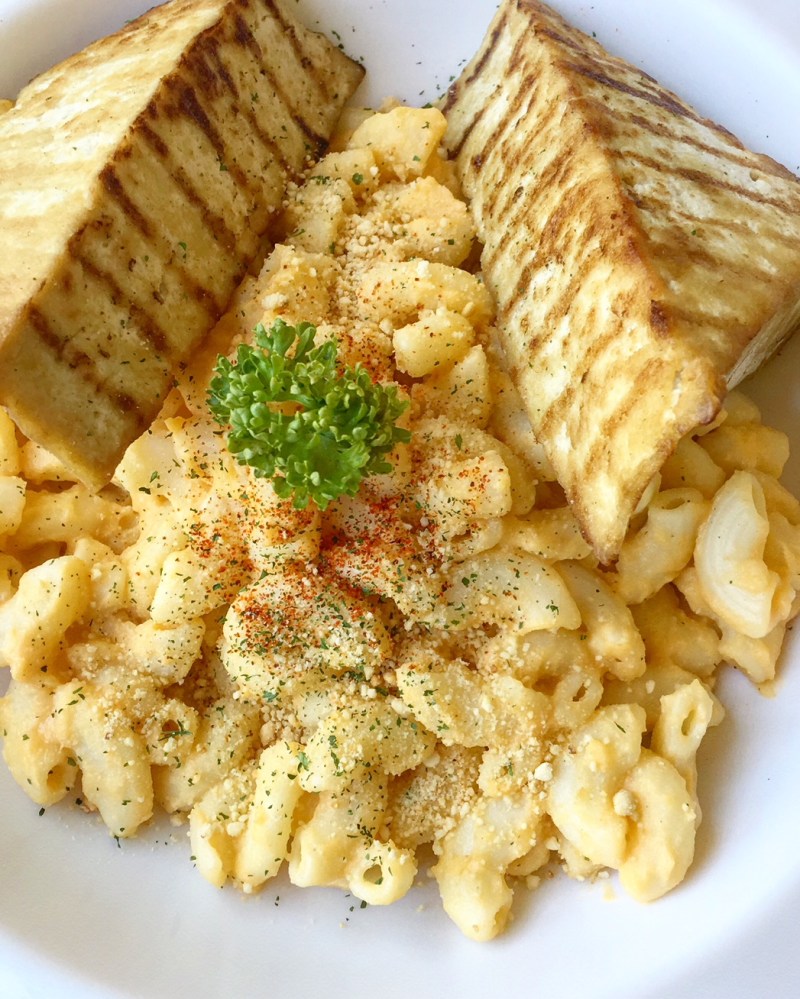 Your guide to where to eat vegan food in Chiang Mai, Thailand. For more vegan guides, visit www.vegansbaby.com/vegansbaby2018