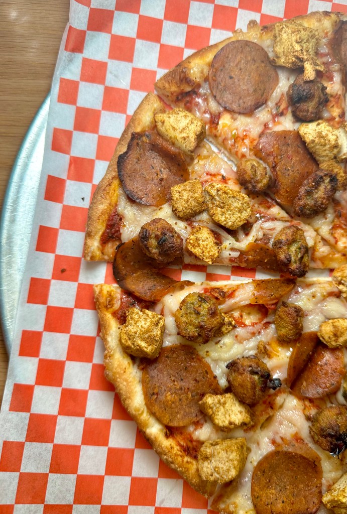 Vegan pizza near me: Pizza Twist vegan options in Las Vegas. For more vegan-friendly restaurants in Las Vegas visit www.vegansbaby.com